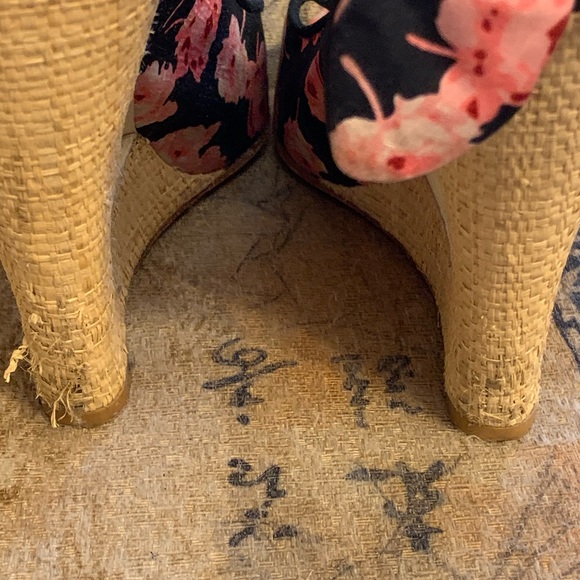 Betsy Johnson open toe sling back black & flowers - Picture 5 of 8